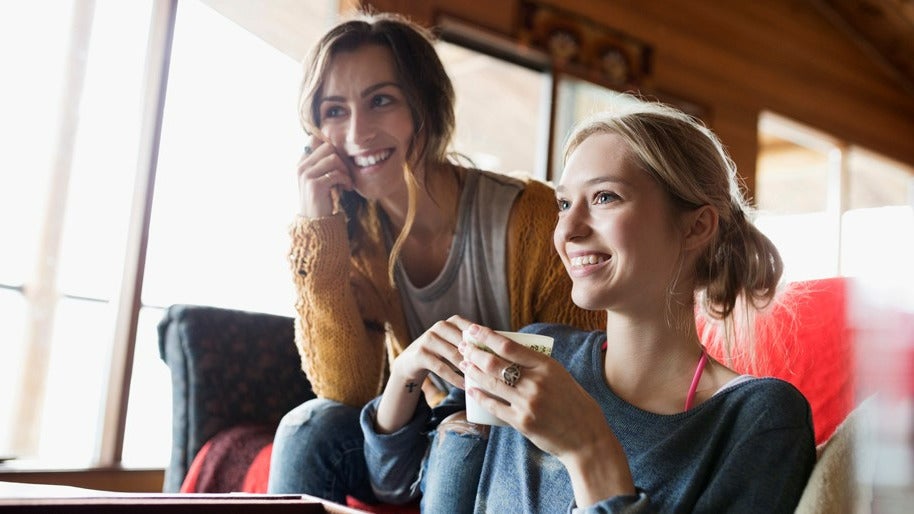 Studentinnen lachen gemeinsam