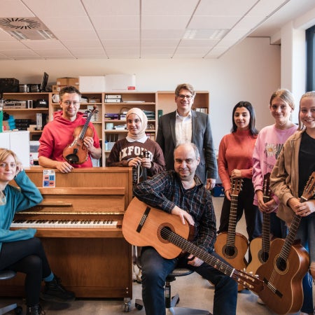 Künstler Sam Aidara von den Linden Legendz und Schüler und Schülerinnen der Leonore-Goldschmidt-Schule