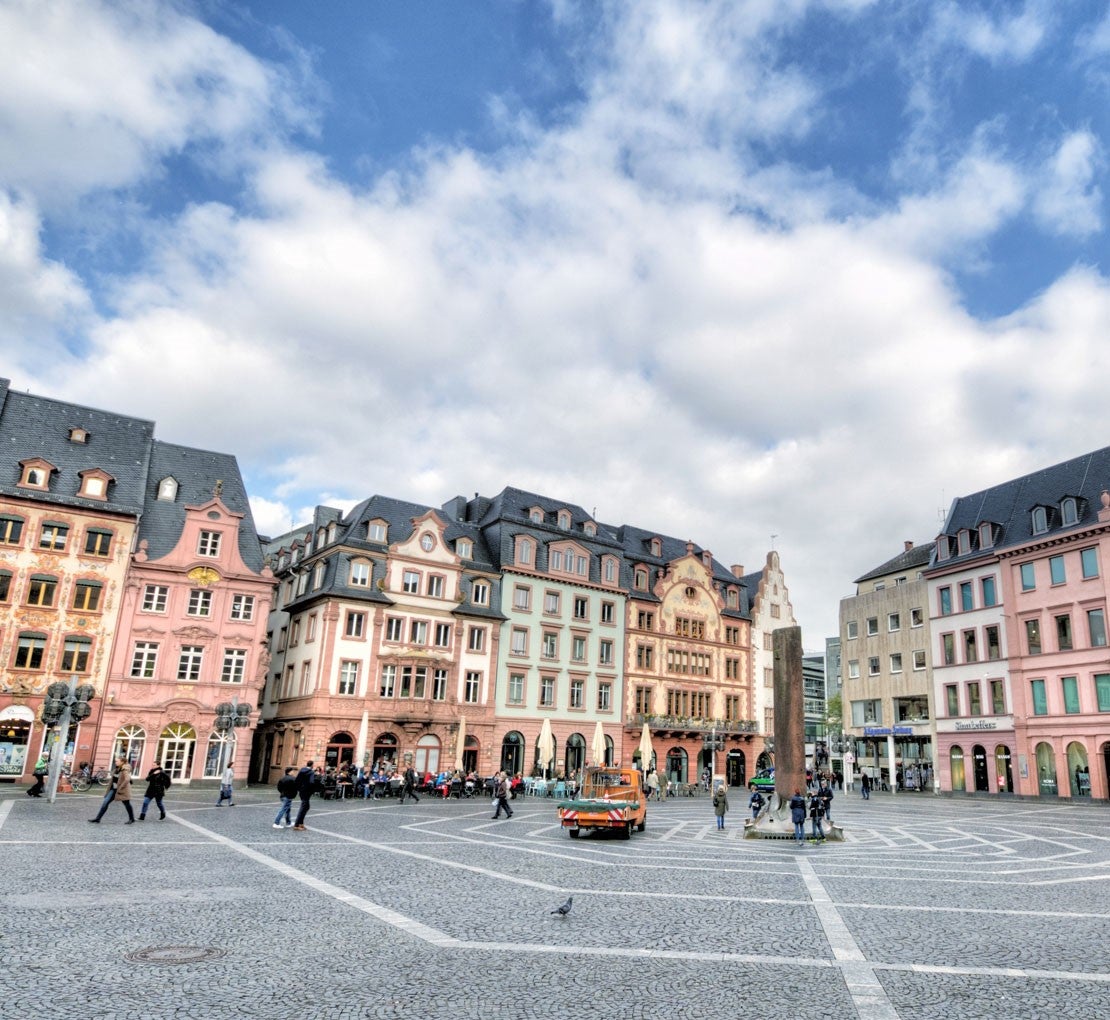 Belebter Marktplatz in Mainz Innenstadt