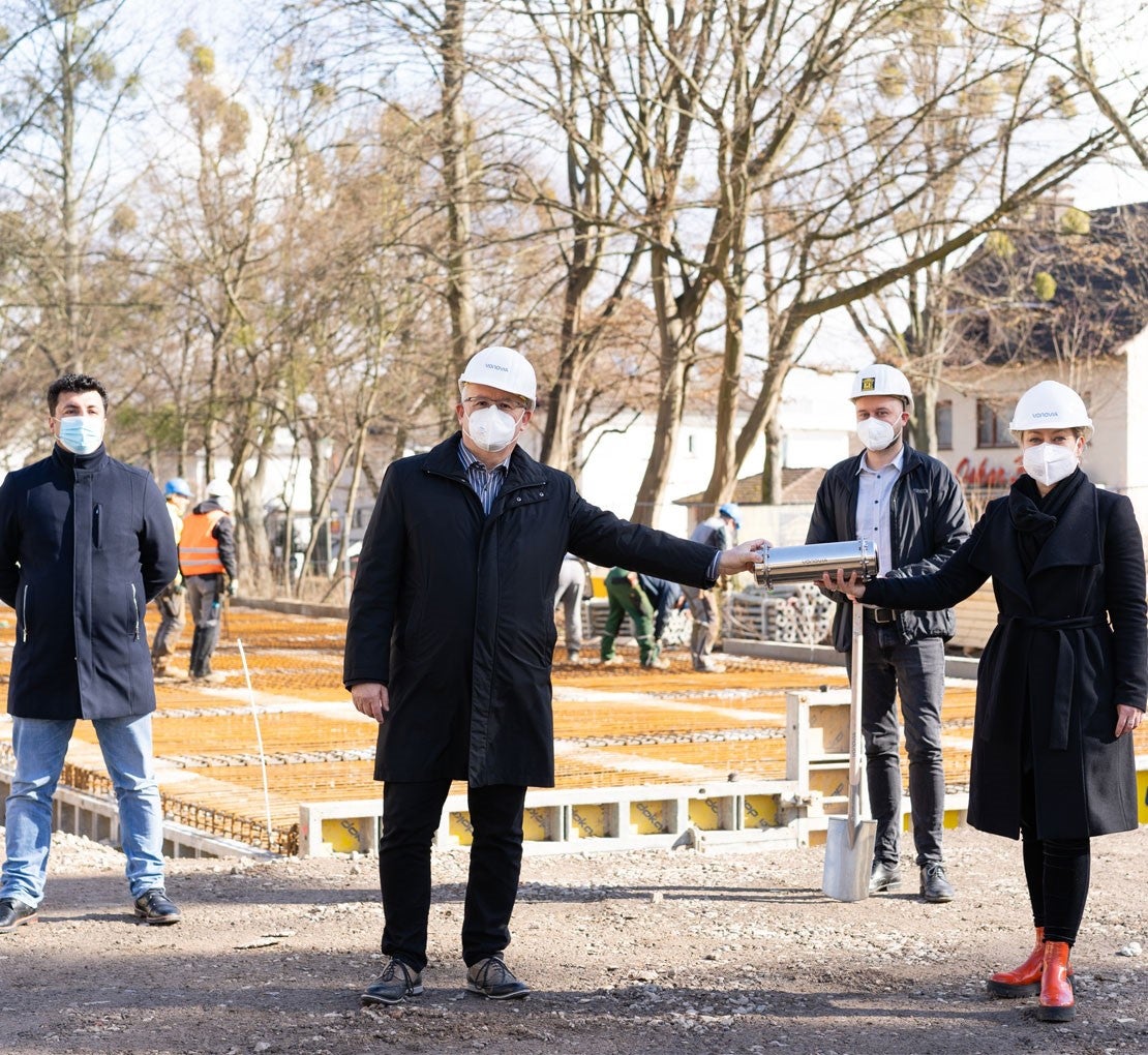 Mitarbeitende bei der Grundsteinlegung Anfang 2021f für neues Wohnprojekt in Kassel