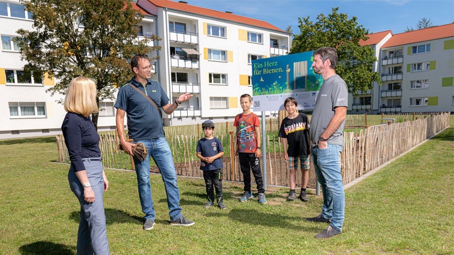Menschen vor Wildblumenwiese in Osnabrück-Dodesheide-Ost