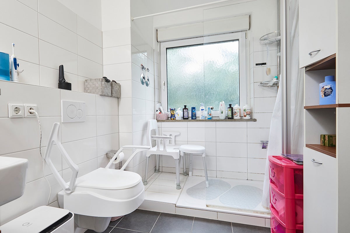 Ein barrierefreies Bad, mit viel Raum und rutschfestem Bodenbelag.