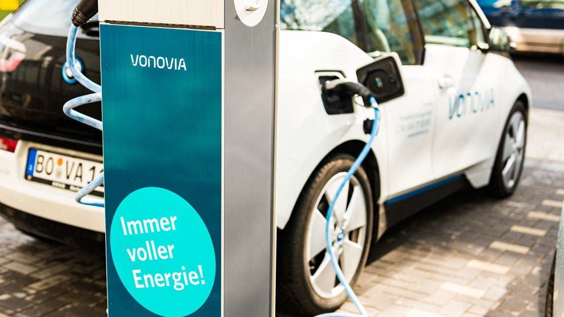 Elektroauto beim Laden an Ladesäule in Essen