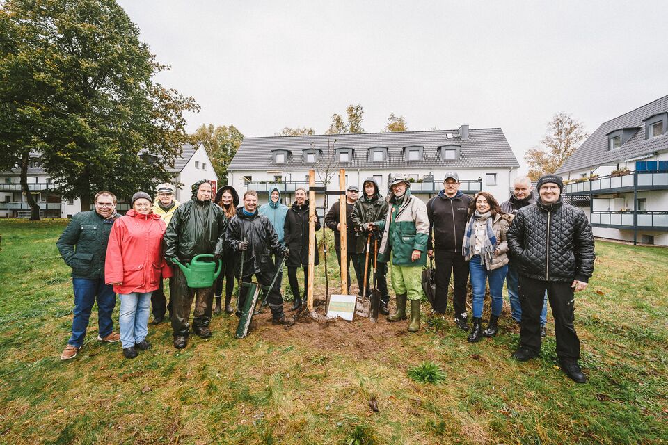 Pflanzaktion mit Mieterinnen und Mietern in Lübeck