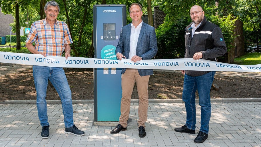 Vonovia Mitarbeiter vor neuer E-Ladesäule in Köln