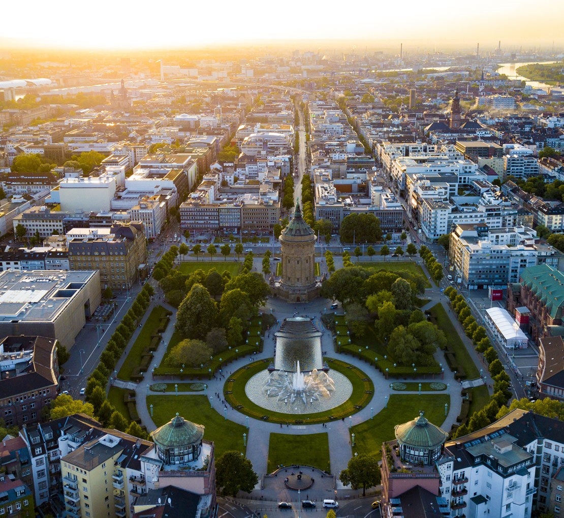 Wasserturm Mannheim mit Parkanlage und Brunnen
