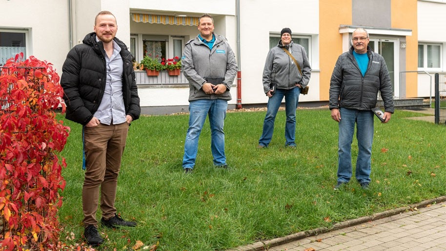 Vonovia Mitarbeiter vor Wohngebäude
