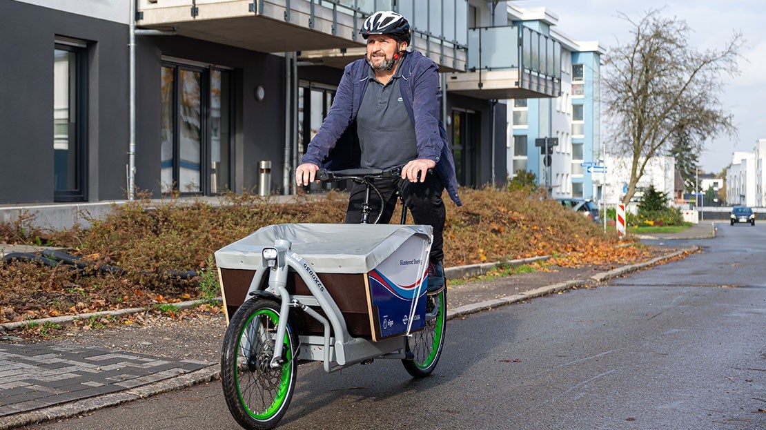 Mann fährt im Wohngebiet Gelsenkirchen auf E-Lastenräder