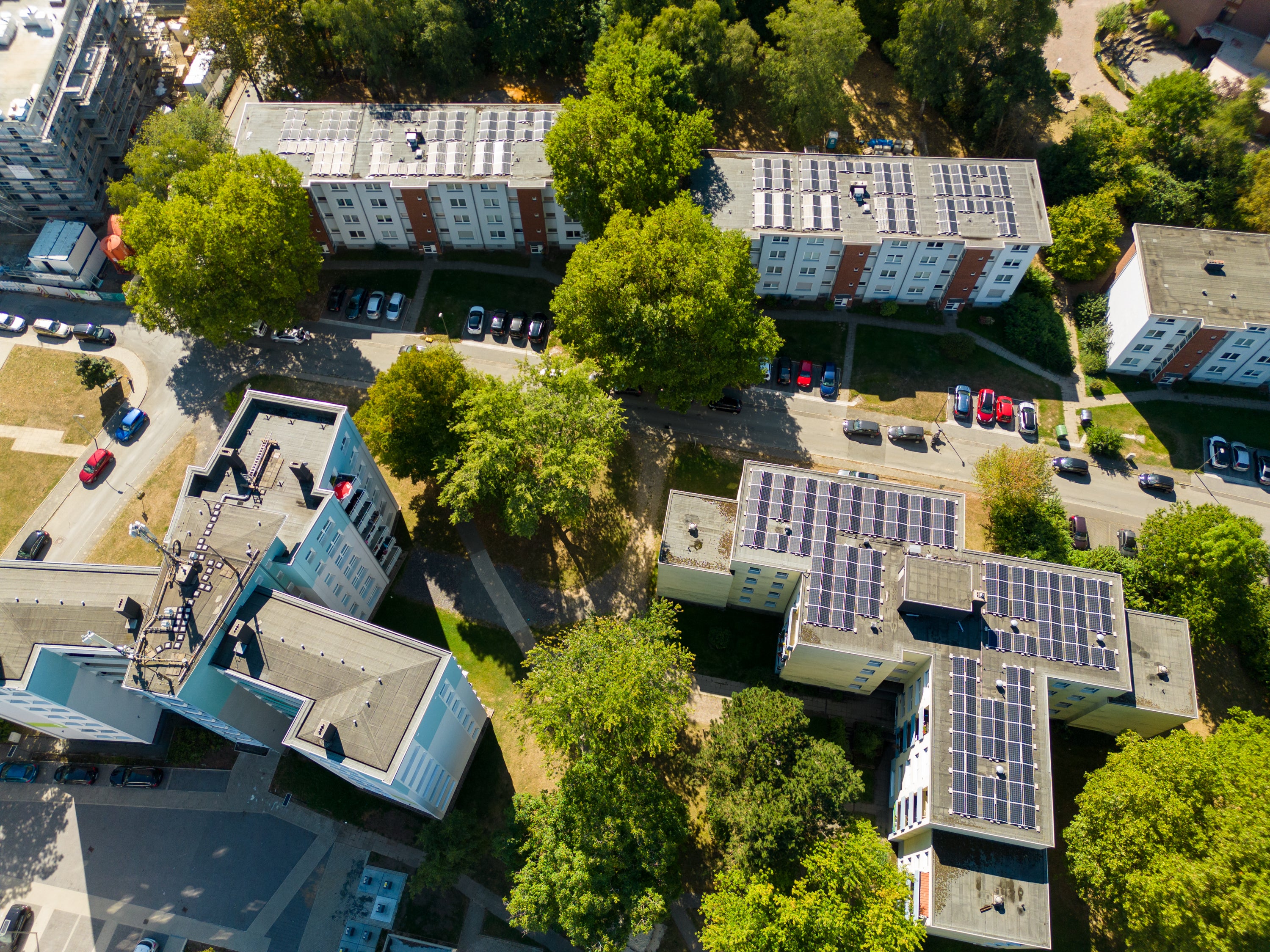Photovoltaik auf den Dächern von Häusern bei Vonovia