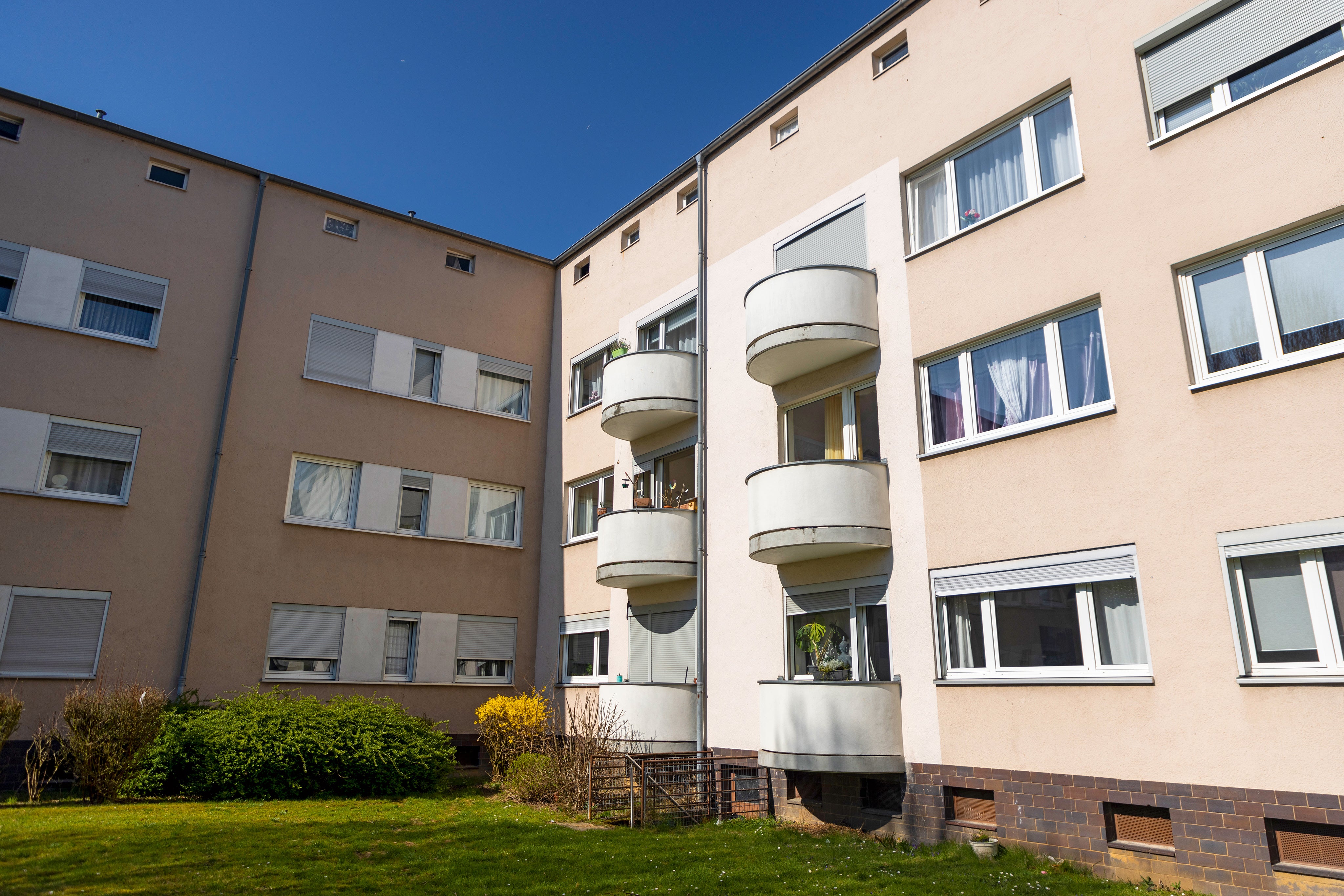 Mehrfamilienhaus mit Balkonen bei sonnigem Wetter