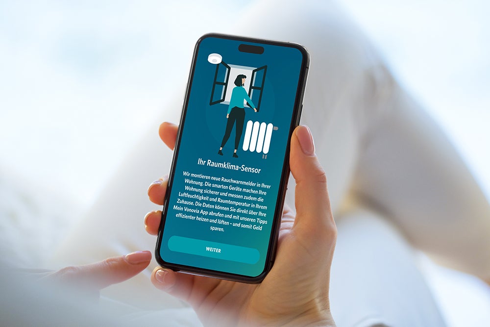 Smartphone mit Screenshot aus der App