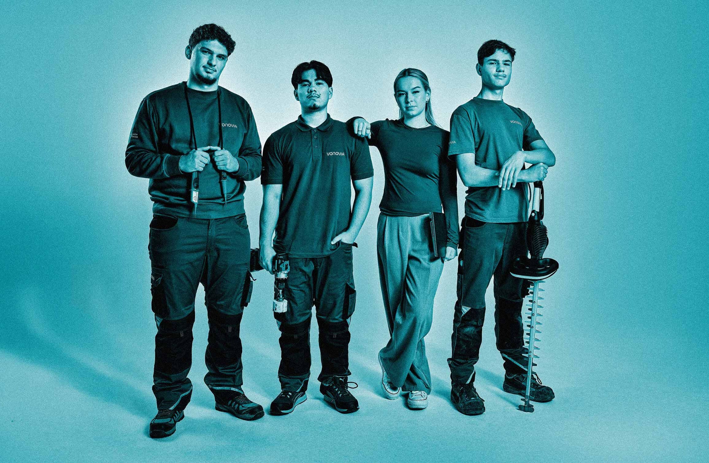 4 Auszubildende posieren mit ihren jeweiligen Gewerken. Blauer Filter über dem gesamten Bild.