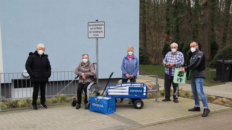 Vonovia Mieterinnen und Mieter vor Kurzzeitparkplatz mit Lastenwagen